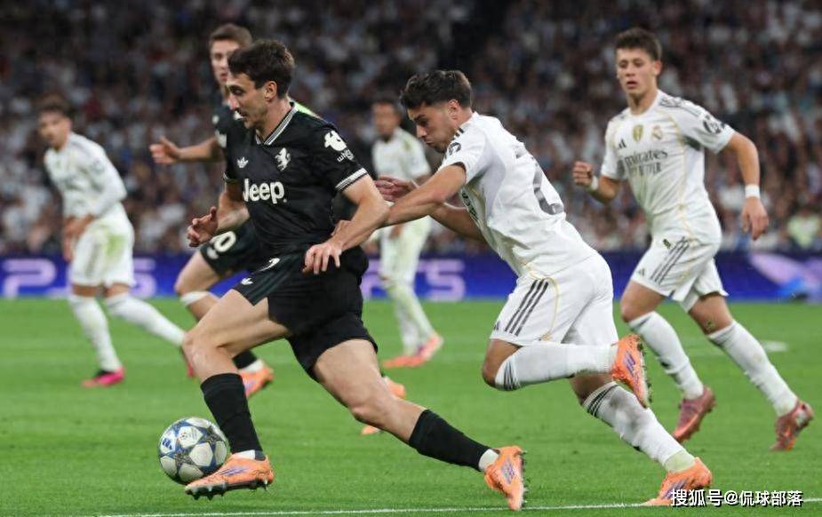 包含欧冠倒计时，阿贾克斯今晚绝杀压哨，细节引发关注，赛场秩序良好，控场能力受关注的词条