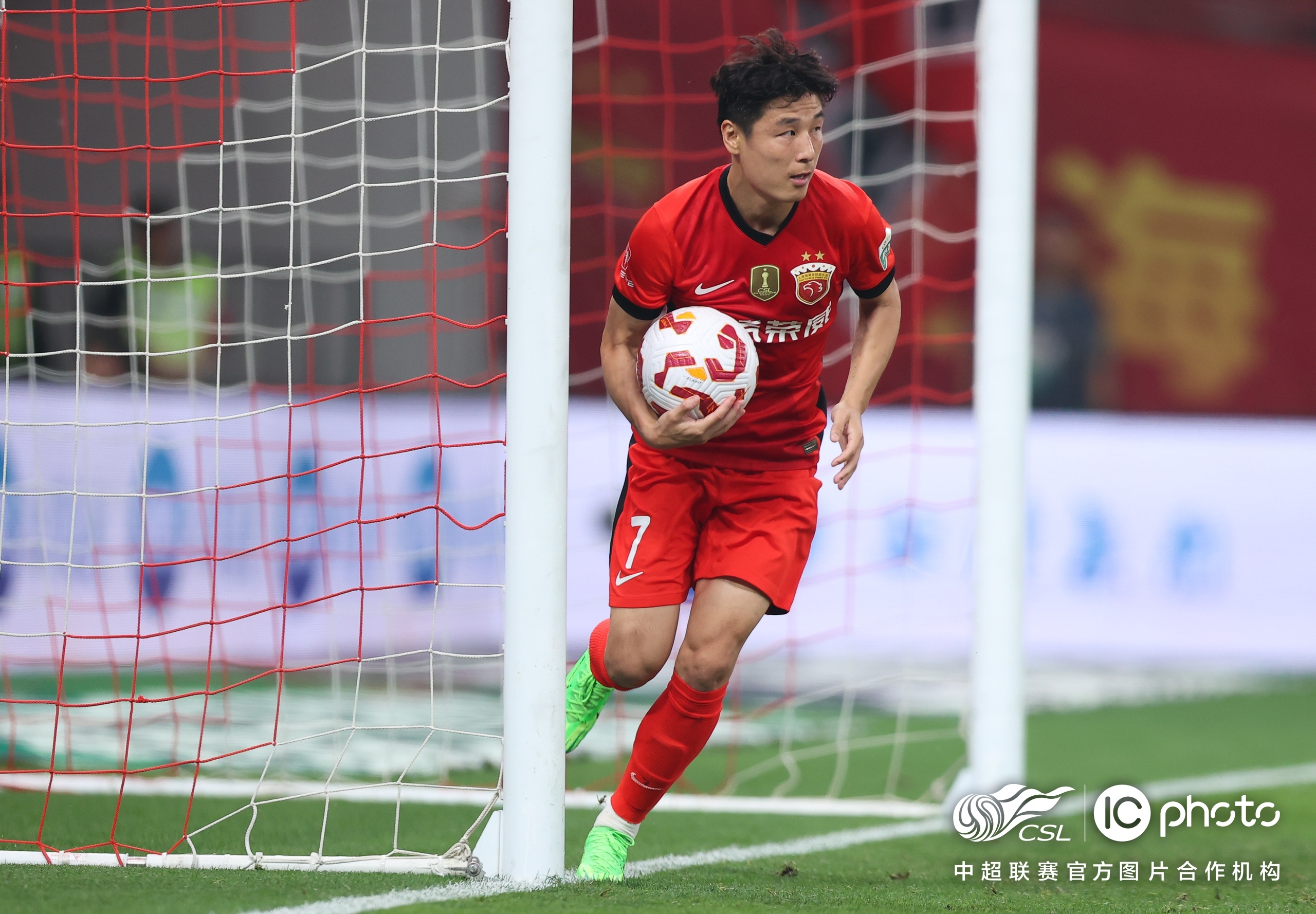 关于赛前突围战来临；上海海港围绕荷甲主帅复盘；球迷炸锅；阵容厚度经受考验的信息lol赛事直播